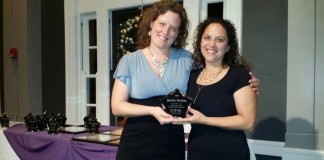 Sarah Nuñez, right, with her award