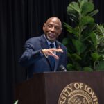 Geoffrey Canada speaking at a podium