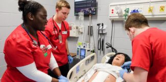 UofL nursing students work in the simulation lab.